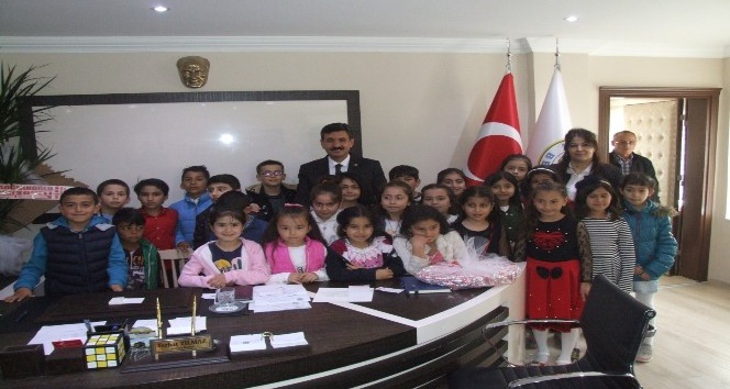 Öğrenciler, belediye başkanı seçilen öğretmenlerini ziyaret etti