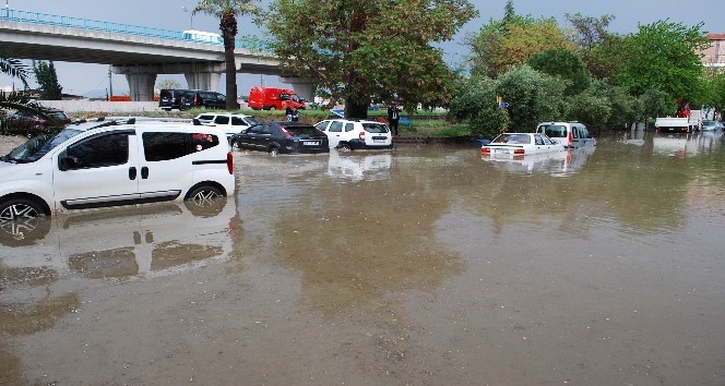 Salihli’de yarım saatlik yağmur hayatı felç etti