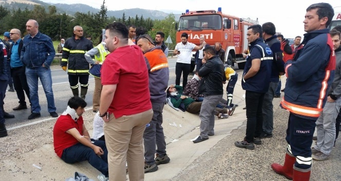 Silifke’de işçileri taşıyan midibüs kaza yaptı: 11 yaralı