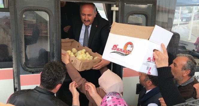 Başkan Türkyılmaz vatandaşlara civciv dağıttı