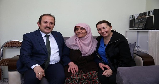 Vali Ali Hamza Pehlivan ve eşi Yıldız Pehlivan, Eryılmaz çiftini ziyaret etti