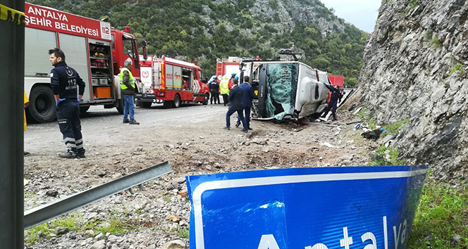 Antalya&#039;da feci kaza: 3 ölü, 14 yaralı
