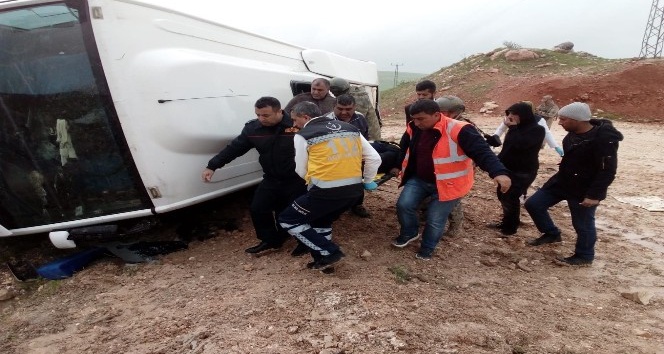 Diyarbakır’da yolcu midibüsü devrildi: 1’i ağır 13 yaralı