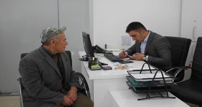 Yaşlı adam yolda buldu, düşünmeden belediyeye teslim etti