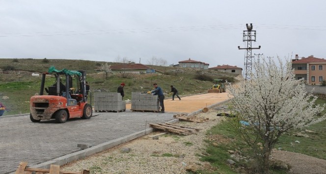 İnönü’de iki mahalledeki kilit taşı çalışmaları devam ediyor