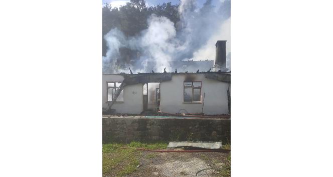 2 ev tamamen yandı