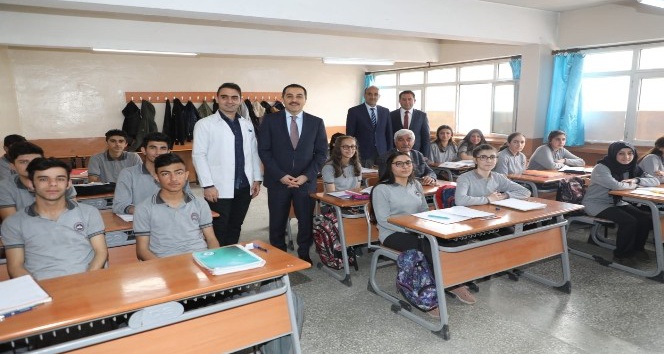Kars Valisi Öksüz’ün okul ziyaretleri devam ediyor