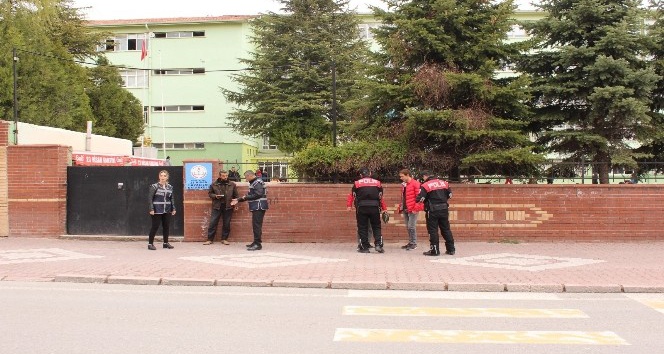 Polis, okul önlerinde önlem alıyor