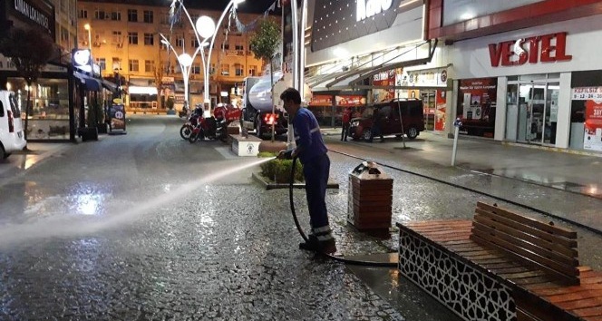 Rize’de sokaklar köpükle yıkanıyor