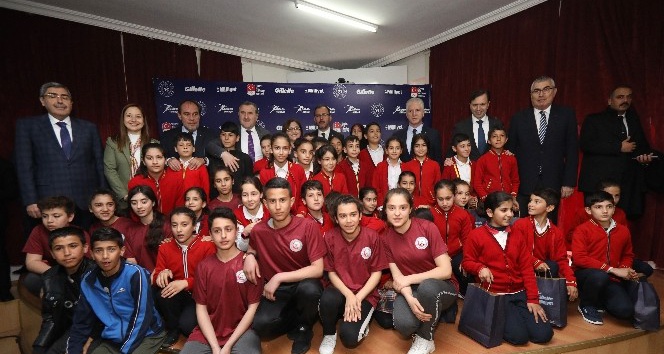 Bakan Kasapoğlu, 35 bin öğrenciye spor malzemesi desteğini Gaziantep’ten başlattı