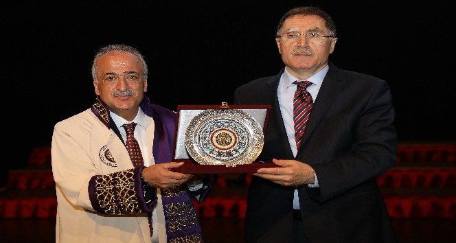 Atatürk Üniversitesi’nde bilimsel teşvik ödül ve akademik giysi töreni gerçekleşti