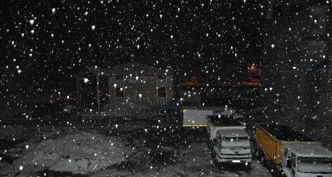 Nisan ayında Yüksekova’da kar sürprizi