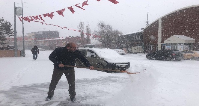 Çıldır’a Nisan ayında kar şoku