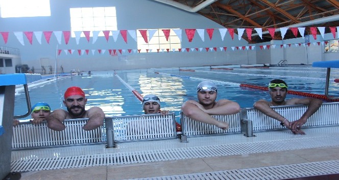 (Özel haber) Engelli yüzücülerin hedefi Türkiye şampiyonluğu
