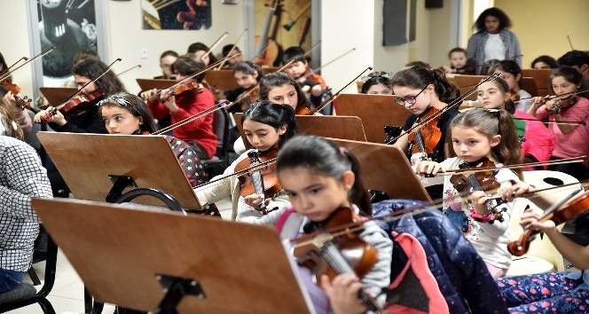 İki Elin Sesi Var Çocuk Senfoni Orkestrası çocukları konsere hazırlanıyor