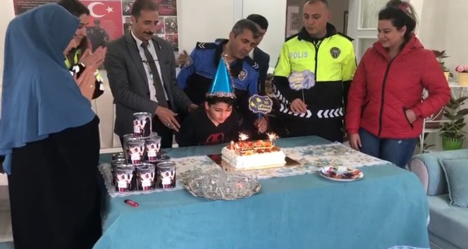 Şehit polis çocuğuna sürpriz doğum günü