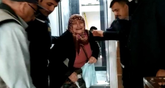 Asansörde mahsur kalan yaşlı çifti itfaiye kurtardı