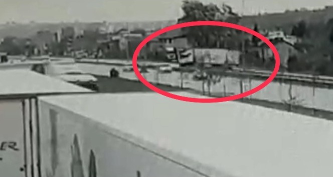 Samsun’da cenaze aracına çarpan tırın karşı şeride geçme anının görüntüsü ortaya çıktı