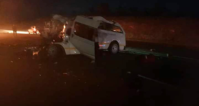 Güney Afrika’da minibüs kamyonete çarptı: 10 ölü