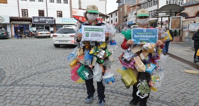 Çöpten topladıkları malzemelerle kıyafet yapıp sokaklarda gezdiler
