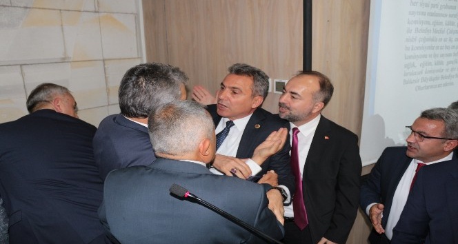Büyükşehir Belediye Meclisi Encümen Üyeliği seçimlerinde arbede