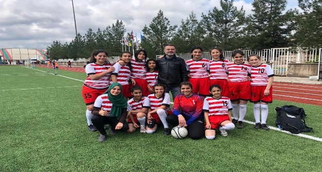 Diyarbakırlı kız futbolcular Türkiye finallerine gidiyor