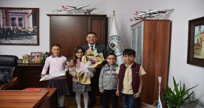 Başkan Tokat, koltuğu bir günlüğüne çocuklara devretti