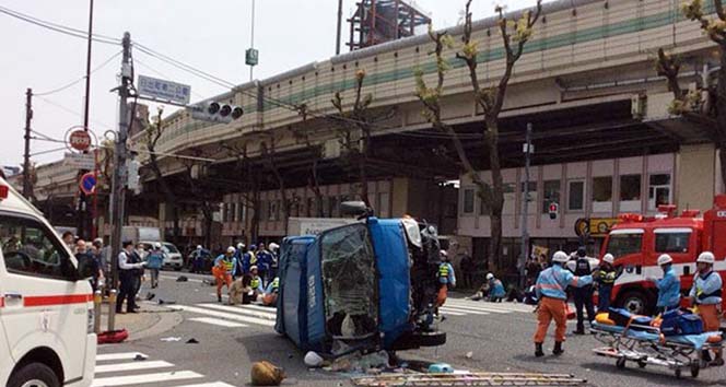 Japonya’da araç yayaların arasına daldı: 2 ölü