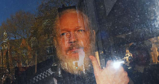 Assange kendi kendine kungfu yapmış, orkestra yönetmiş