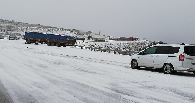 Tokat - Sivas karayolunda kar sebebiyle ulaşımda aksama