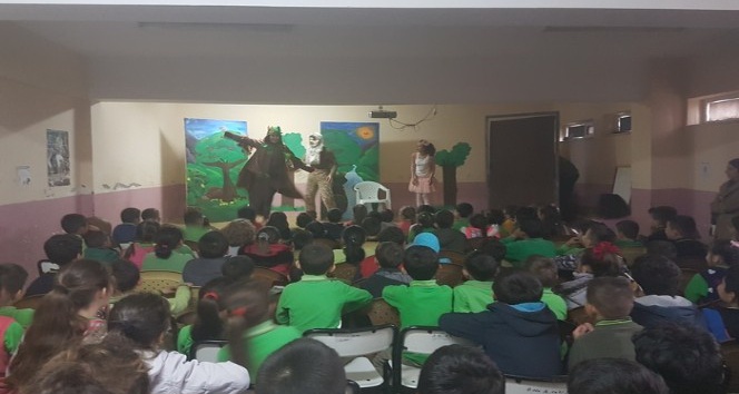 Akçakoca’da minikler sincap çocuk tiyatrosuyla doyasıya eğlendi