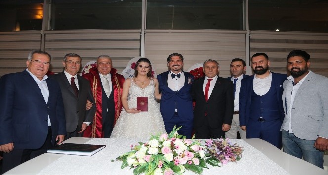 Başkan Fatih Atay ilk nikahını kıydı