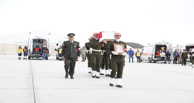 Bakan Akar Yüksekova’da şehit askerler için düzenlenen törene katıldı