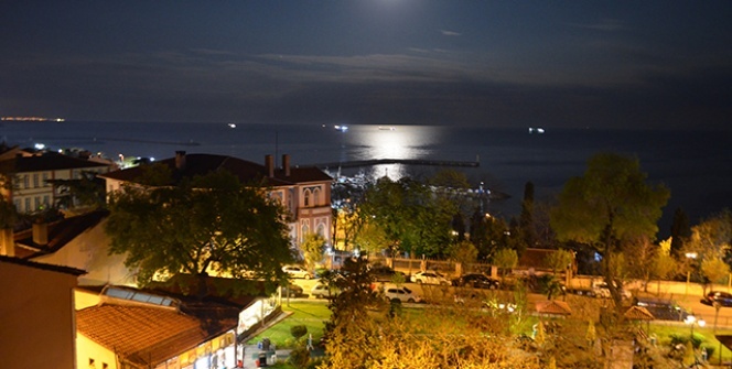 Yakamoz şehri böyle renklendirdi