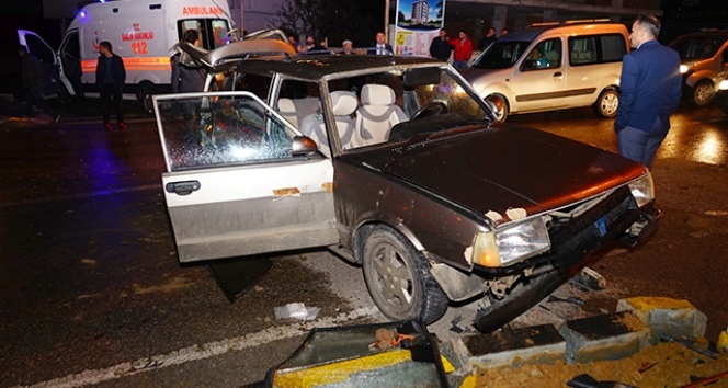 Hızını alamayan otomobil, kırmızı ışıkta bekleyen araca çarptı: 5 Yaralı