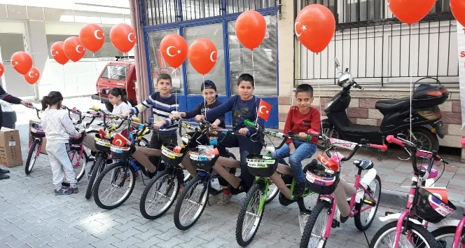 Aydın’da ihtiyaç sahibi 33 öğrenciye bisiklet hediye edildi