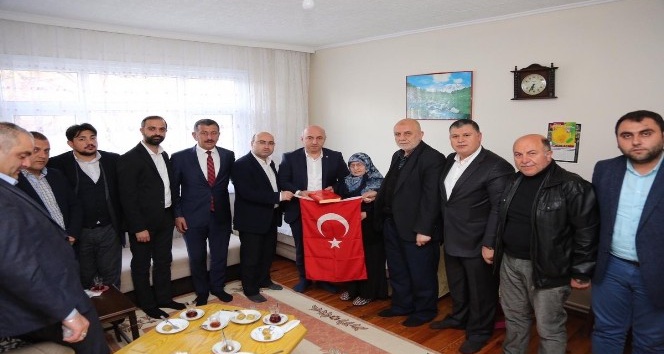 Başkan Bıyık, şehit ailelerine Türk bayrağı hediye etti