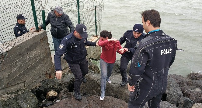 Denize atlayan üniversiteli genç kızı, polis kurtardı