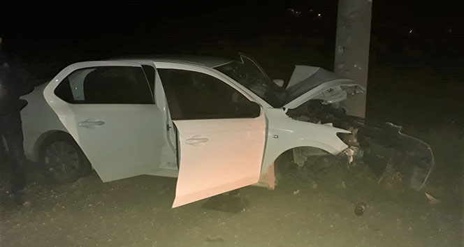 Antalya’da otomobil elektrik direğine çarptı: 2 ölü, 1 yaralı