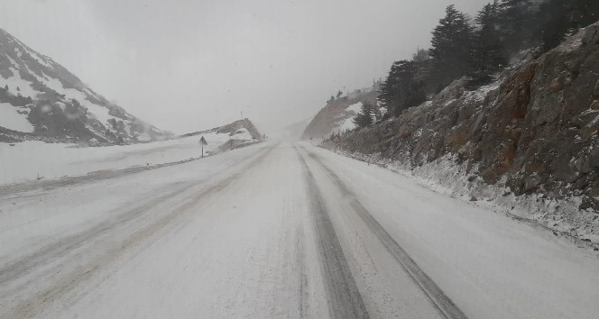 Antalya-Konya karayolunda kar yağışı trafiği aksattı
