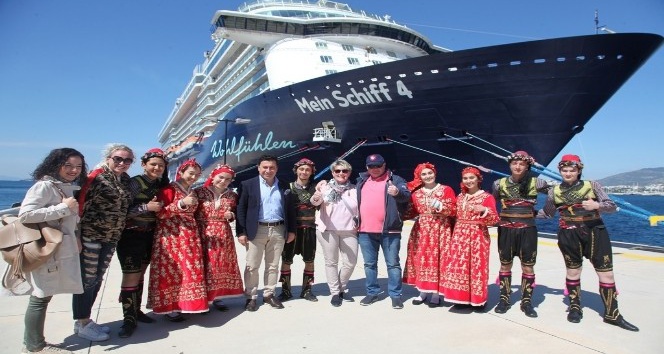 Bodrum’da 13 katlı dev yolcu gemisine folklor ekibi ile karşılama