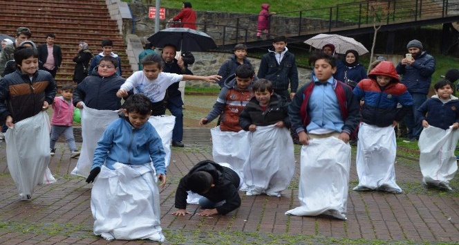 Soğuk ve yağmura rağmen 23 Nisan etkinliklerine katılarak hem yarıştılar, hem de eğlendiler