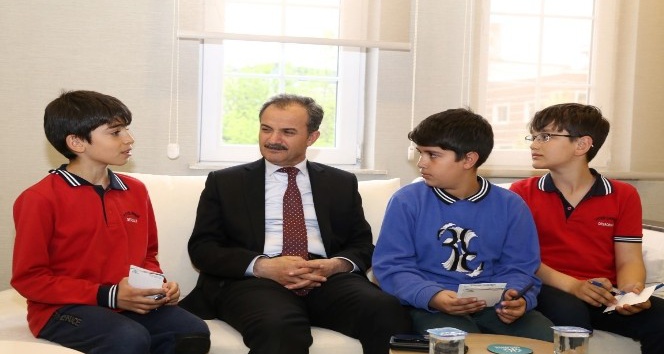 Minik gazeteciler ilk röportajlarını Başkan Kılınç ile yaptı