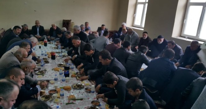 Samsat’ın Uzuntepe Köyü’nde AK Partililer birliktelik yemeği