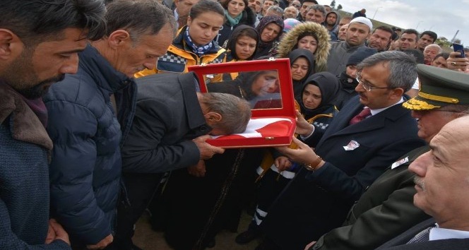 Şehit babasına Kırıkkale Valisi’nden Türk bayrağı