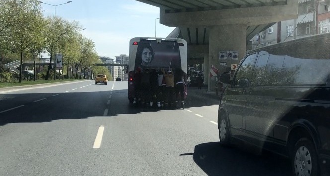 (Özel) İstanbul’da 8 patenli gencin tehlikeli yolculuğu kamerada