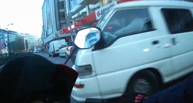(Özel) İstanbul’da sürücünün çarptığı motosikletliye, “bana değil duvara çarptın, görmedim” demesi pes dedirtti