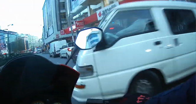 İstanbul&#039;da minibüsün çarptığı motosikletli genç ölümden döndü