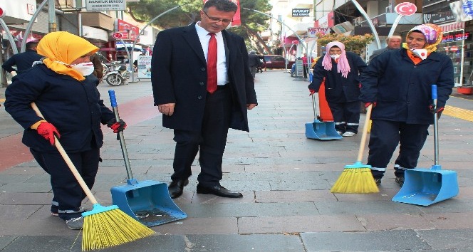Alaşehir’de kadın çöpçüler işbaşında