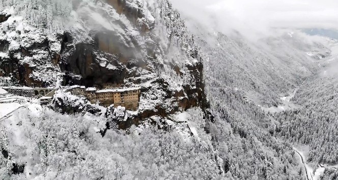 Sümela Manastırı’ndan büyüleyici kış görüntüleri
